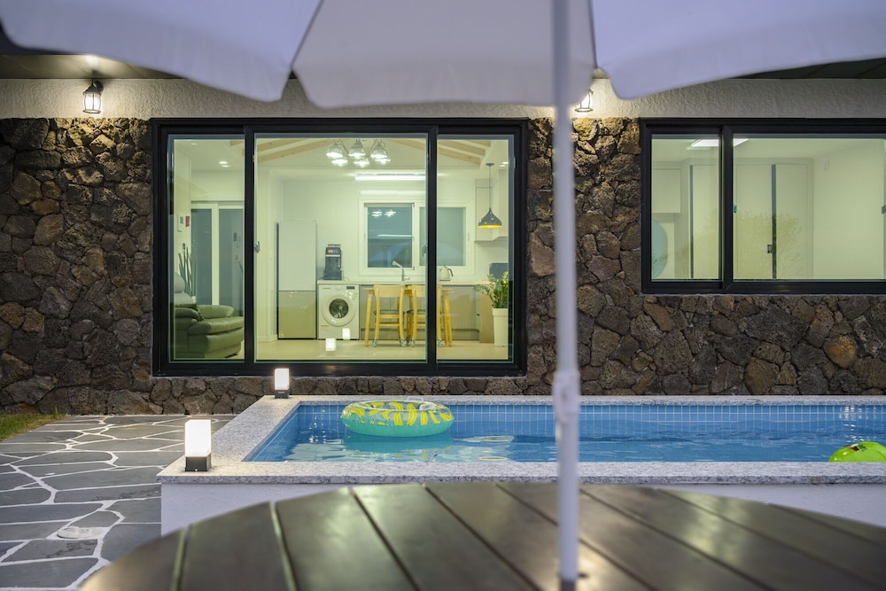 Gimnyeong stonewall Private Pool Villa