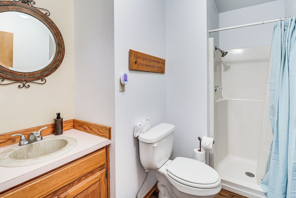3 Mi to Downtown Roswell: Home w/ Patio + Yard