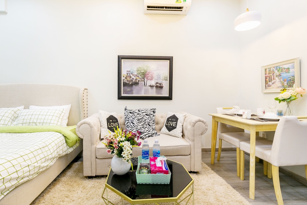 Jennifer House - Millenium Apartment