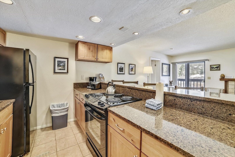 Mountainside 145a 2 Bedroom Condo by RedAwning