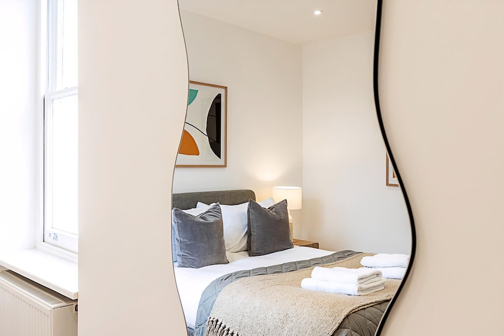 Light & Luxury Chelsea Apartment: Private Balcony!