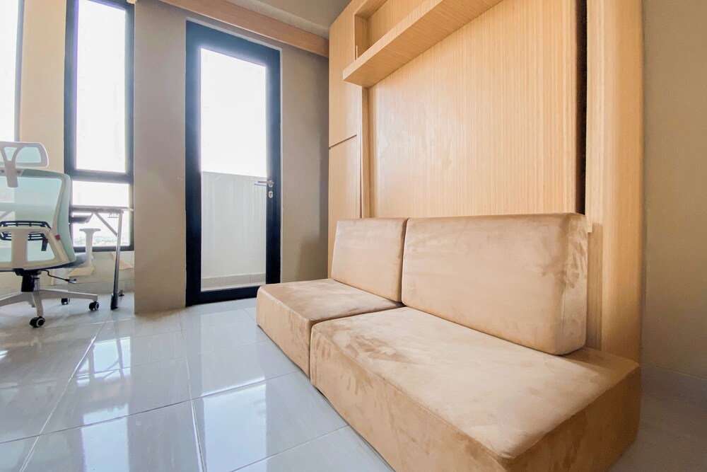 Comfortable And Modern Studio At Apartment The Alton