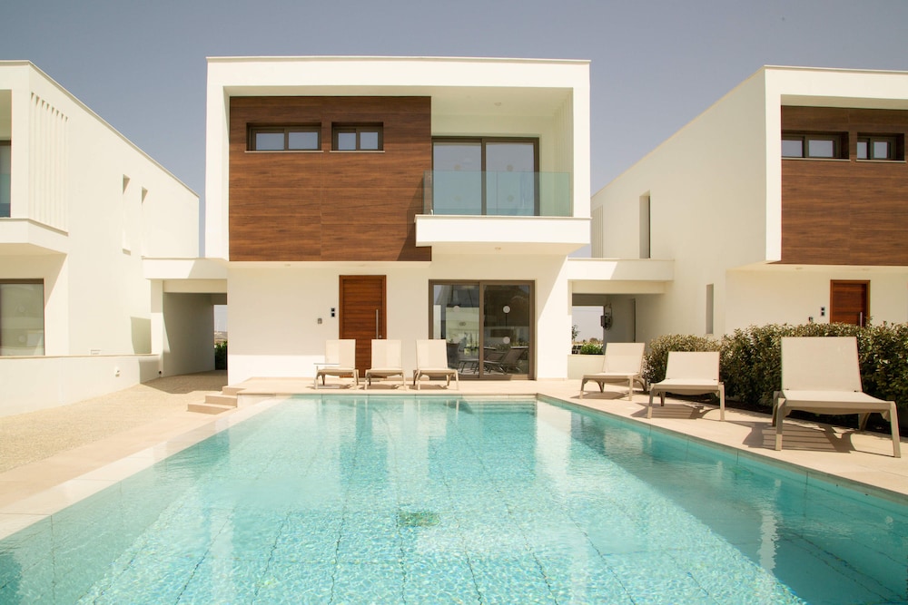 Phaedrus Living: Serenity Waves Villas No.11