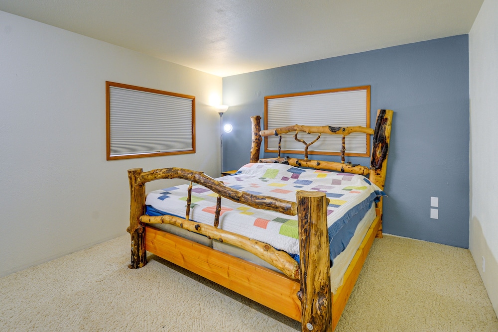 Cozy Washington Retreat w/ Deck, Walk to Beach! view 5