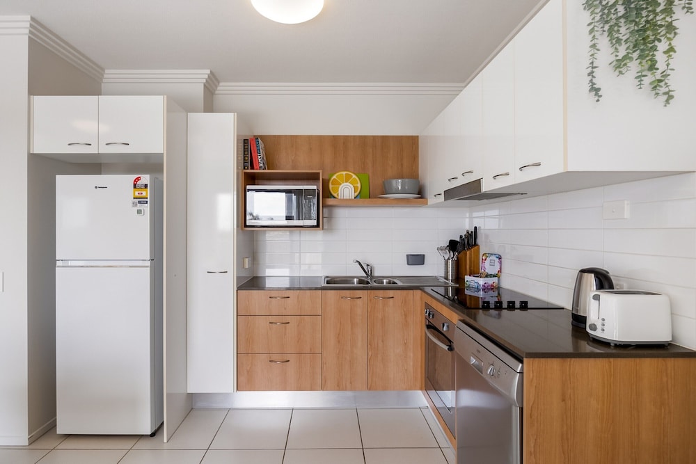 Birtinya 1-bed With Canal Views and Pool