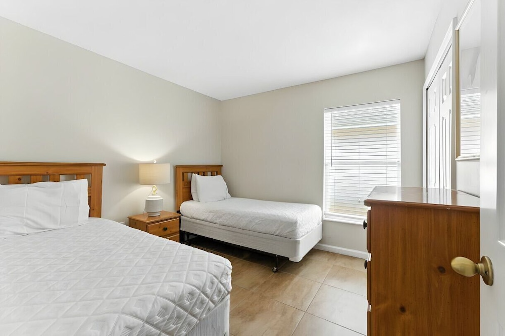 Cozy 4BR Villa w/ Priv Pool Lake Berkley Resort