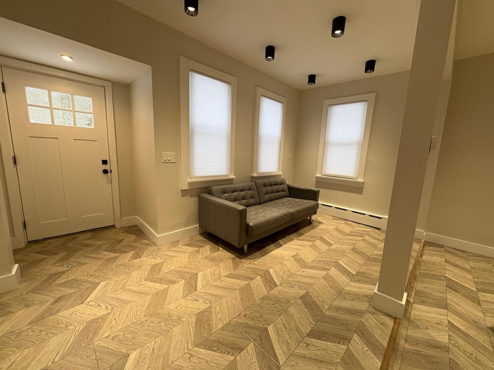 Budget-friendly Home Sleeps 16 Wifi Close to Minyan