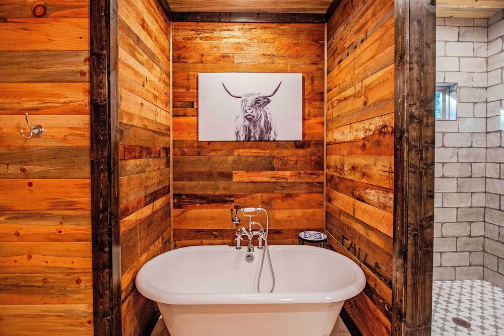 Luxury Broken Bow Cabin w/ Hot Tub < 4 Mi to Lake! view 5