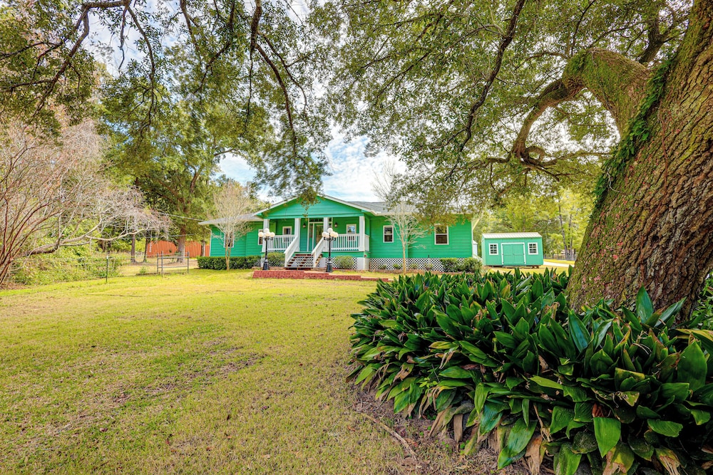 2 Mi to Fairhope Pier: Home w/ Large Yard!