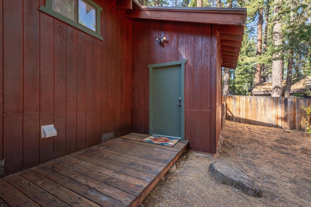 Cozy Pet Friendly Cabin in Lake Tahoe by Sierra Getaways view 2