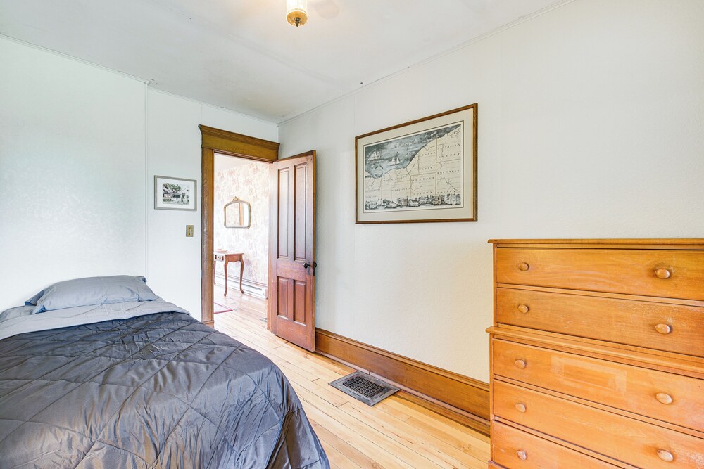 2 Mi to Chardon Square: Spacious Farmhouse