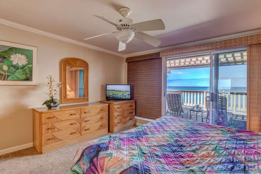 Whale Watching From Artist Inspired Retreat 2 Oceanfront Lanais AC