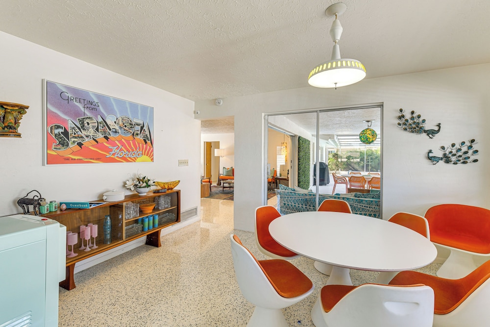 Lanai & Pet Friendly! Retro-chic Sarasota Home!