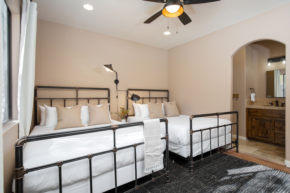 Desert Stone by Avantstay Contemporary Desert Oasis With Pool & Hot Tub view 5