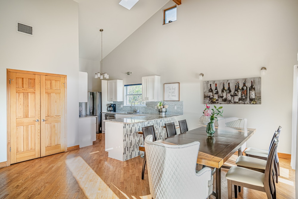 Lavish Lake Getaway - Image 4