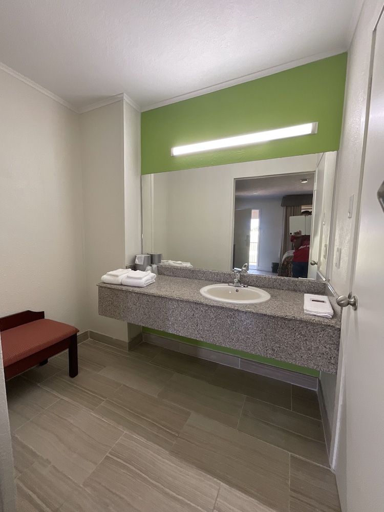 Beaumont Vacations - Executive Inn Suites - Property Image 9