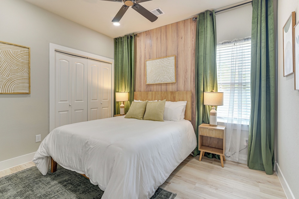 Private Patio & Yard: Houston Retreat Near Golf!