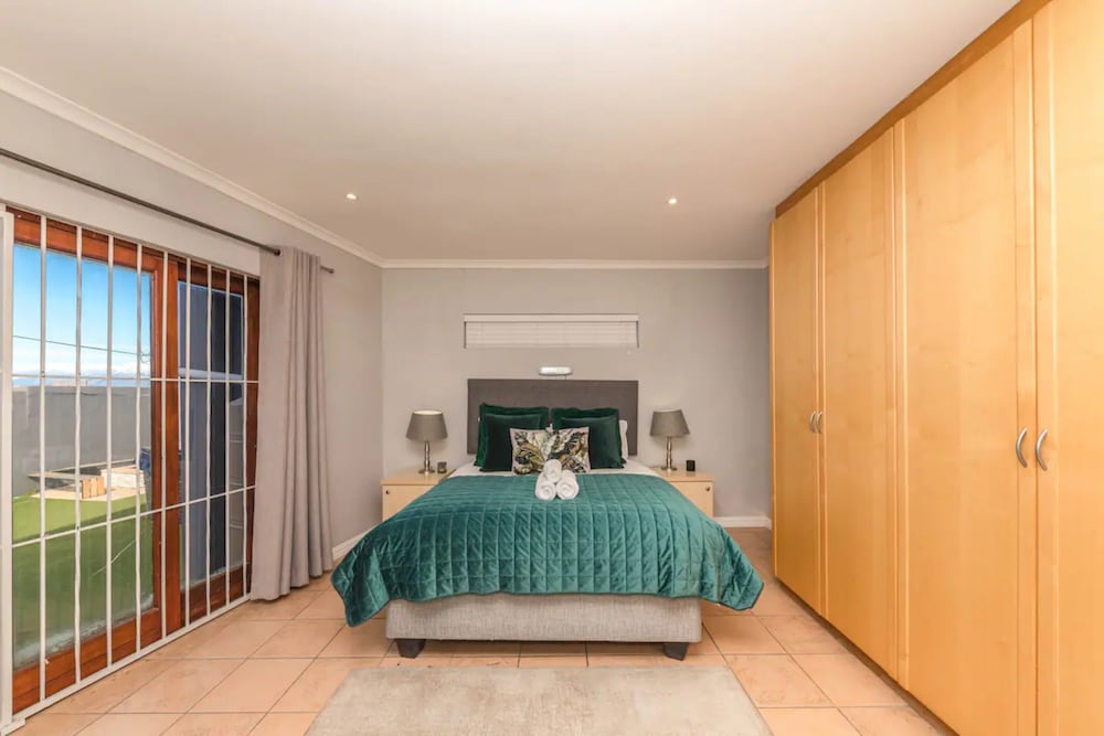 Spaciaous 2 Bedroom Bokaap Apartment view 2