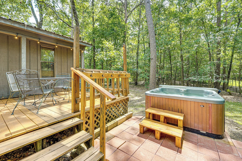 < 3 Mi to Broken Bow Lake: Hot Tub Haven!