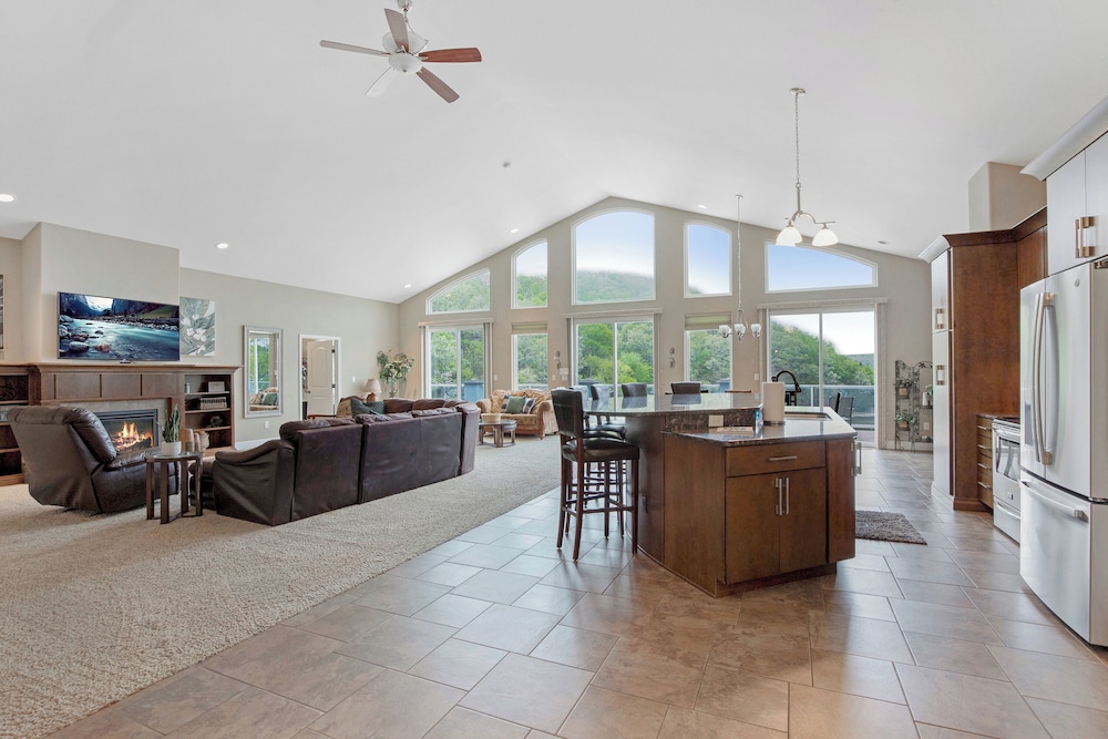 Huge! Sleeps 30-kayaks, Pedal Boat & Paddle Boards