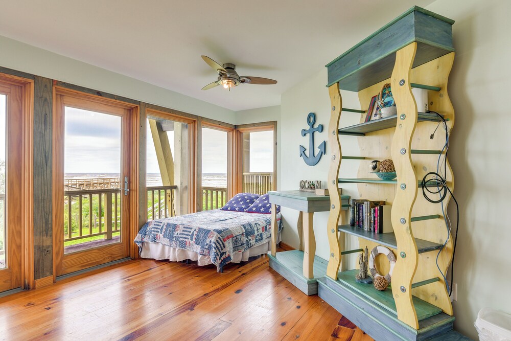 Oceanfront Home w/ Beach Access in Galveston