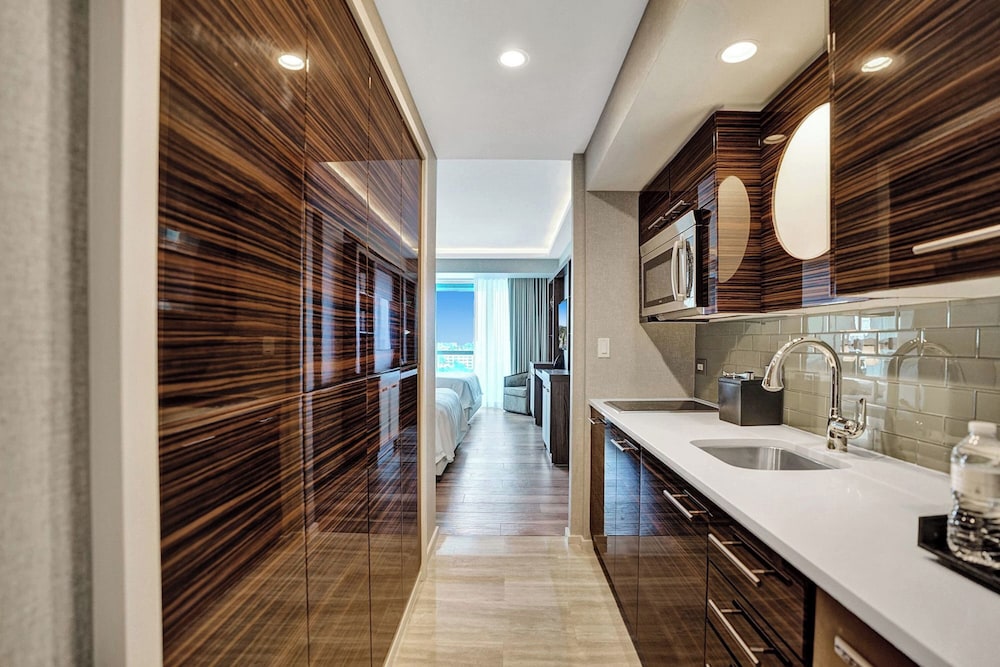 Elegant Beachfront Condo: Your Perfect Getaway!