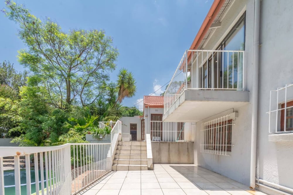 Super Spacious Fun Home! With Pool, Den and Bar