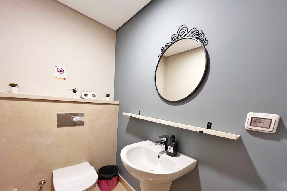 Xuru Stays I Exotic 1bdr w/ Outdoor Terrace Pool & Beach Access