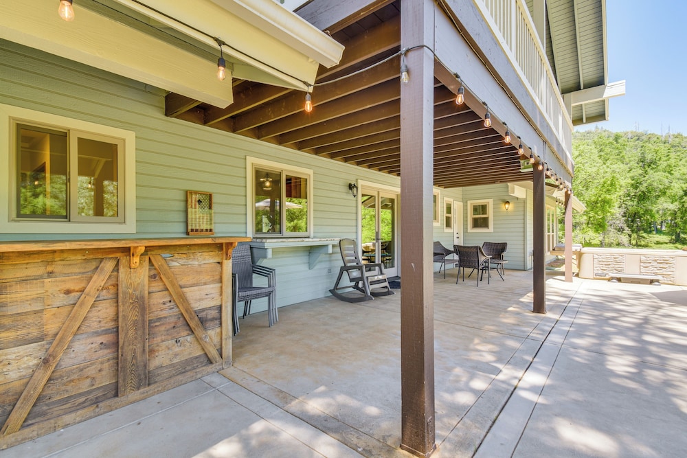 Hike, Boat & More: Home w/ Hot Tub in North Fork!