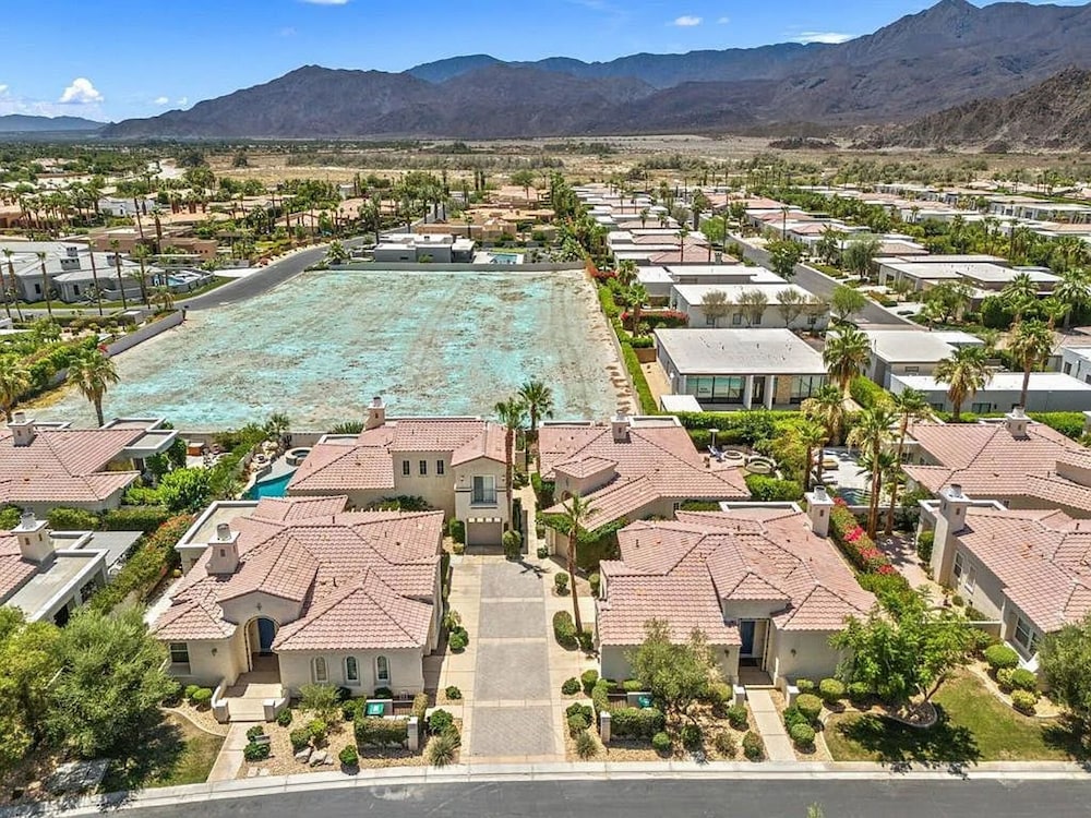 Stylish 2BR w Spa Patio