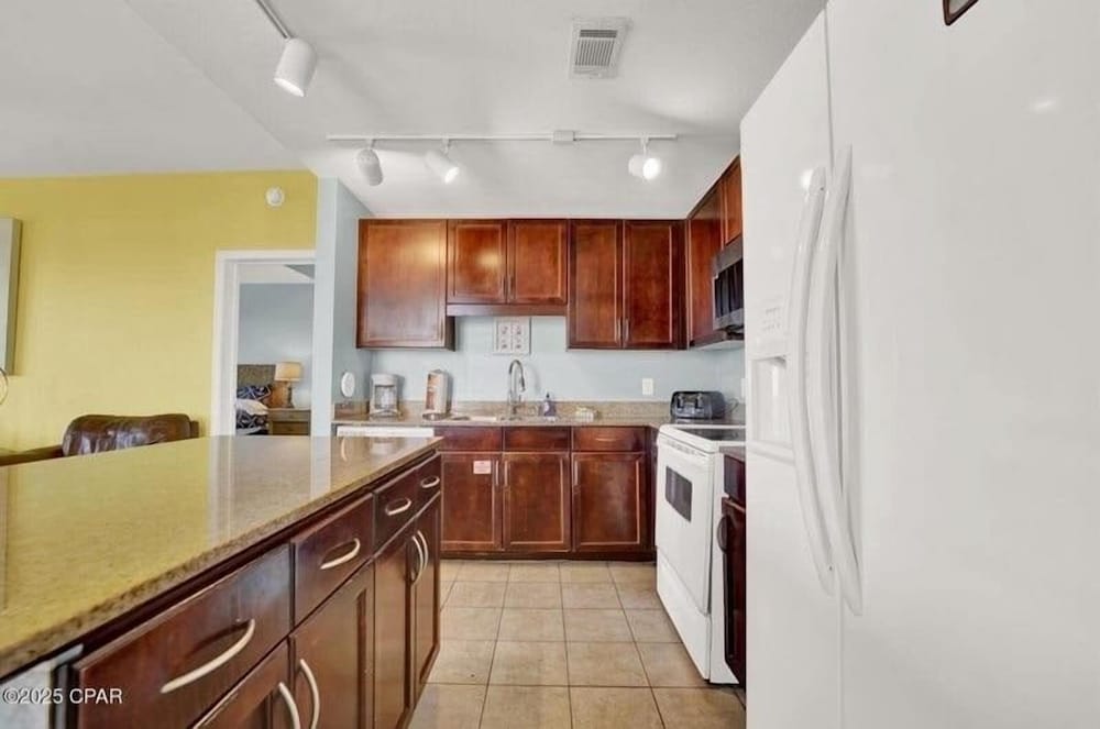 Laketown Wharf 338 3 Bedroom Condo