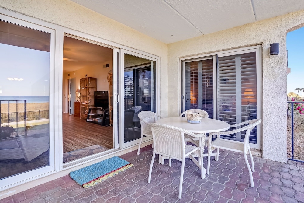 Atlantic Ocean View Condo, Easy Access to the Pool and Beach by RedAwning