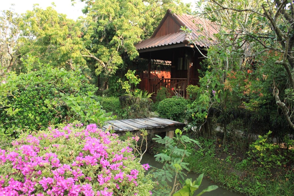 Baansuanlynjee Maeklong Resort