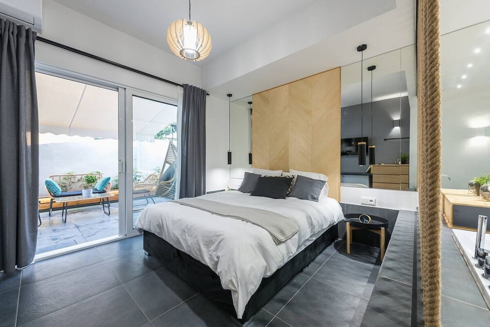 Small Minimal Paradise in the Center of the City