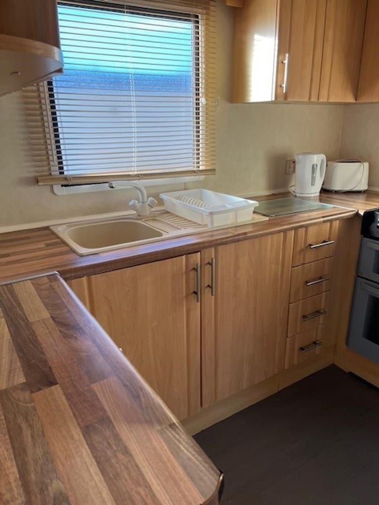 3-bed Seaside Holiday Home -pet Friendly & Parking