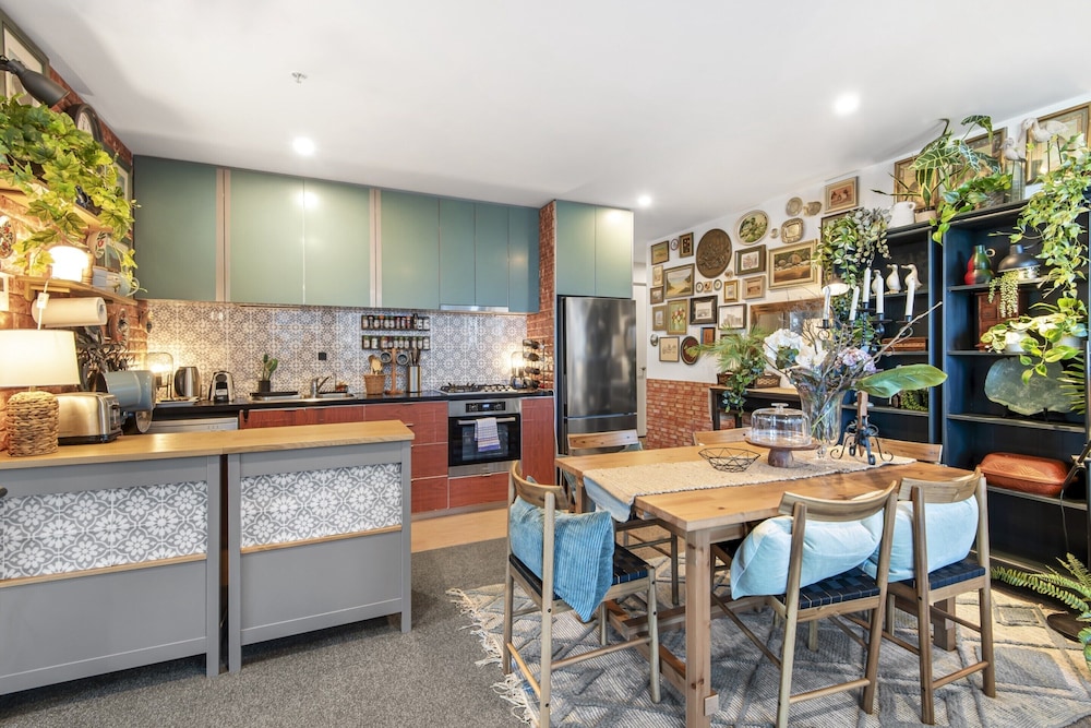 Chic 2-bed Apartment With Balcony in Southbank