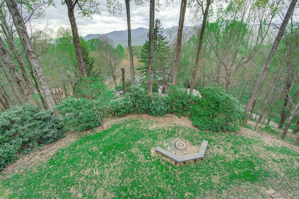 10 Mi to Waynesville: Cabin w/ Hot Tub & Mtn Views