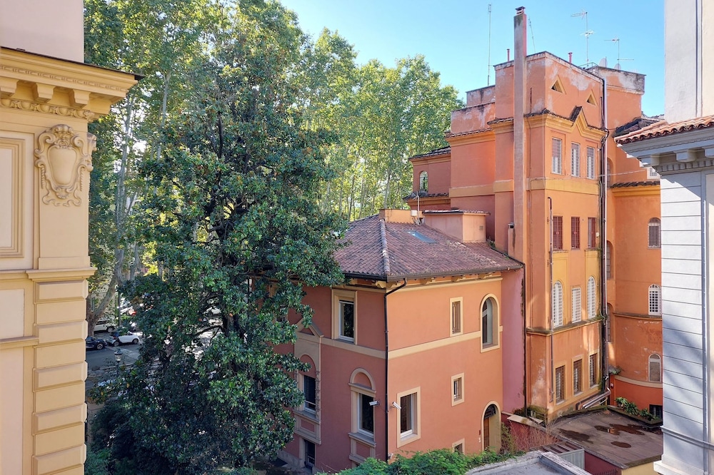 Rare Large and Elegant Rome Apartment in Prati Neighborhood Perfect for Families or Friends