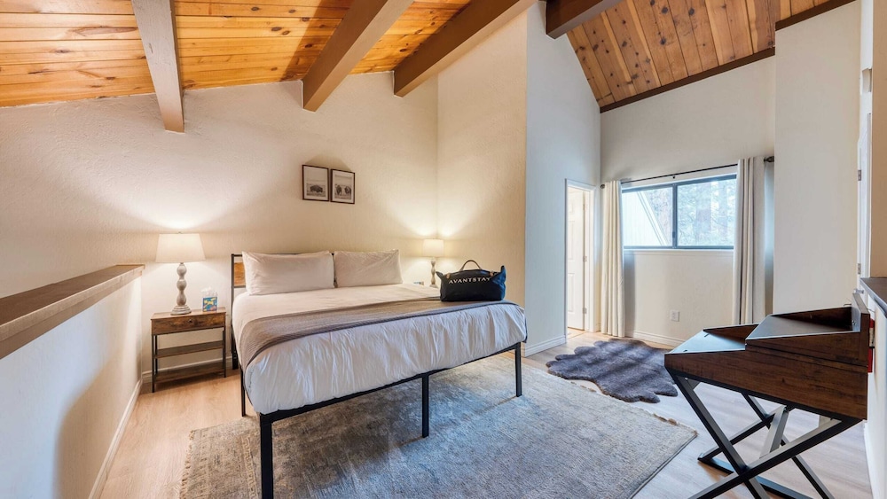 Crystal Pines Cozy Lake Tahoe Escape With Fully Equipped Kitchen and Balcony Views