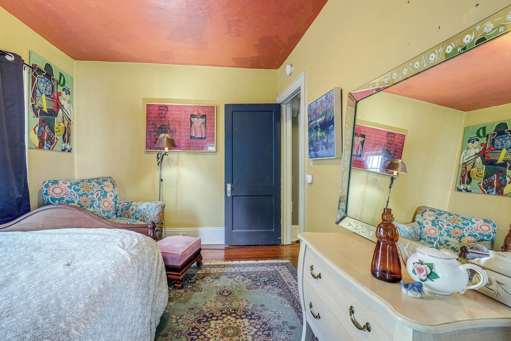 Half-mi to Dtwn: Cozy Roanoke Apt!