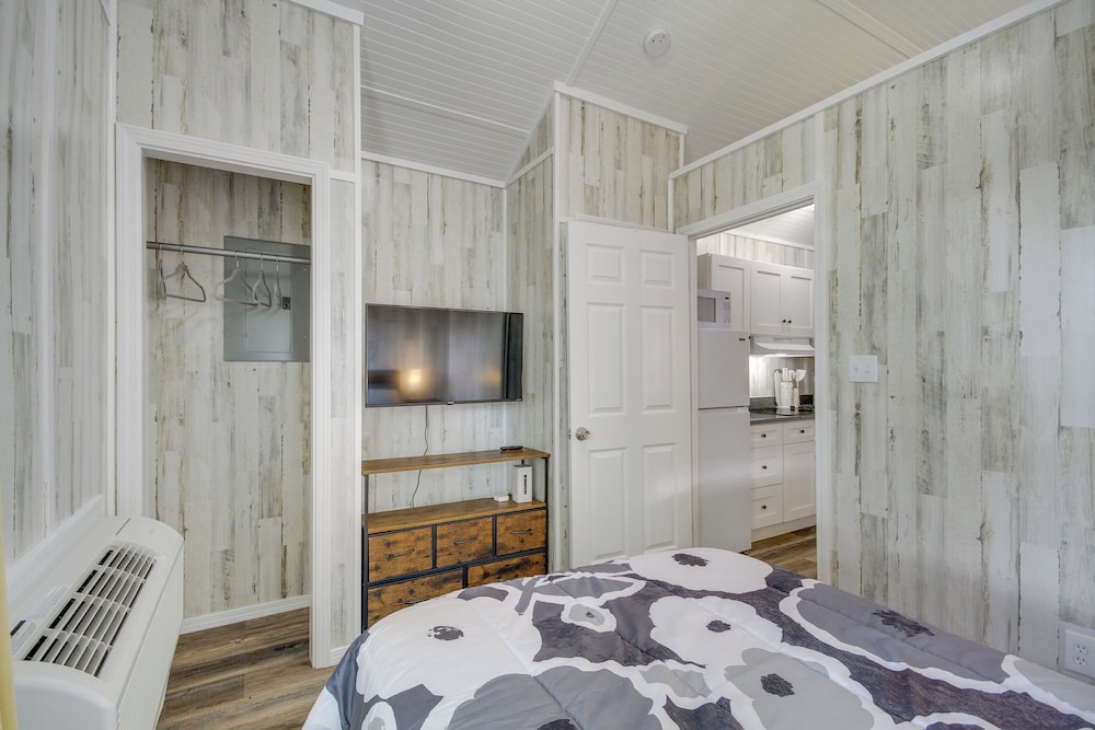 Pet-friendly Picayune Tiny Home ~ 4 Mi to Downtown view 3