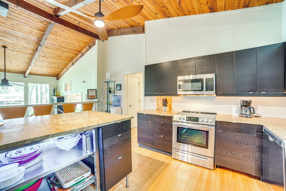 Waterfront Gem on Cedar Creek Lake w/ Deck + Games