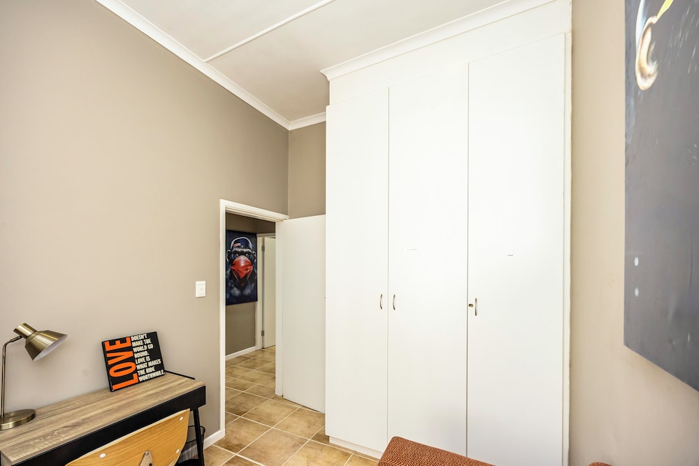 Modern Executive Unit