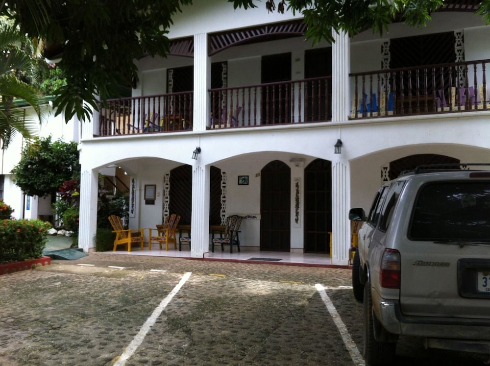 Hotel Cabinas Marielos - Image 1