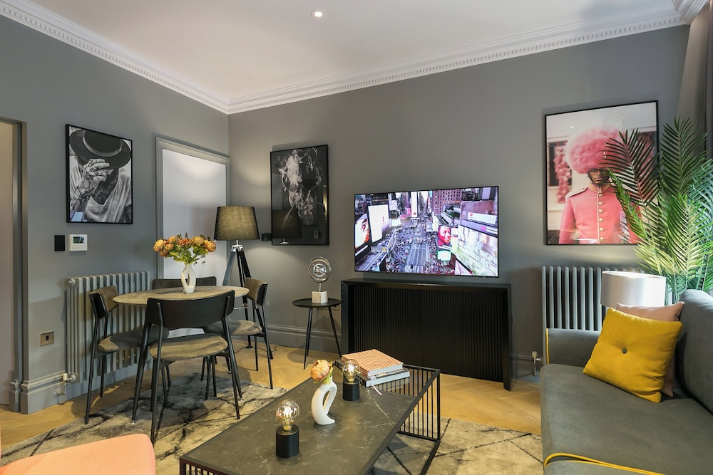 Urban Chic - Broad Court