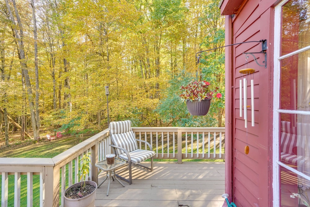 Tranquil 3 BR Stockbridge House w/ Private Deck!