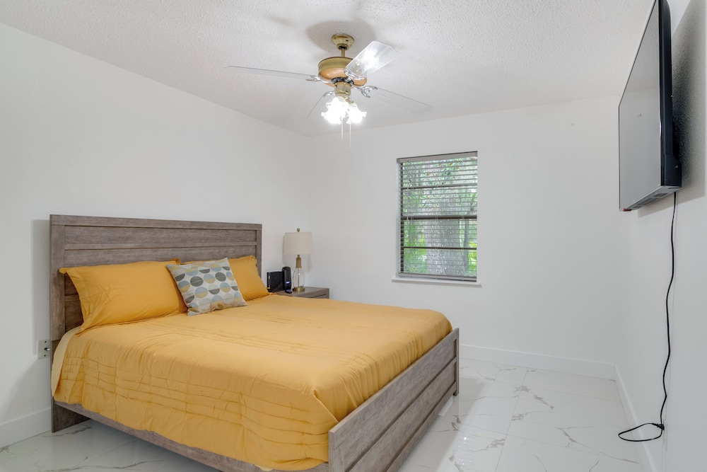 Swim, Hike & Kayak: Crystal River Retreat w/ Yard!