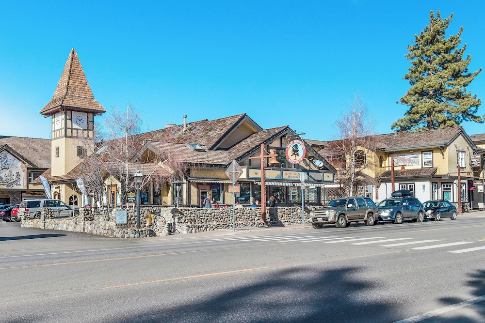 1BR Condo w/ Access to Resort Pools, Spa & Gym