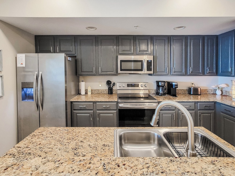 Relax in This Beautifully Cozy 2-bedroom, 2 Bathroom Condo. Sleeps 6!!