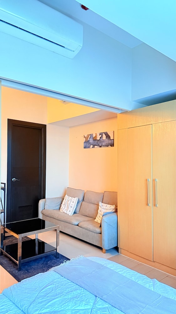 Uptown Parksuites Tower One